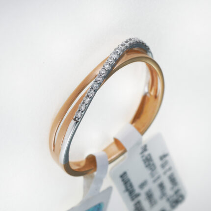 Gold ring with diamond