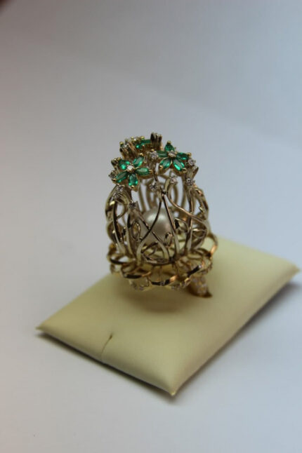 Gold ring with diamond and emerald