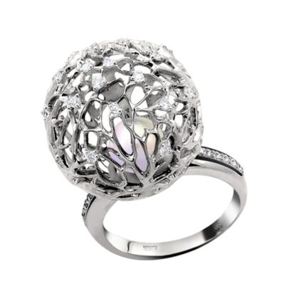 Gold ring with diamonds and pearl