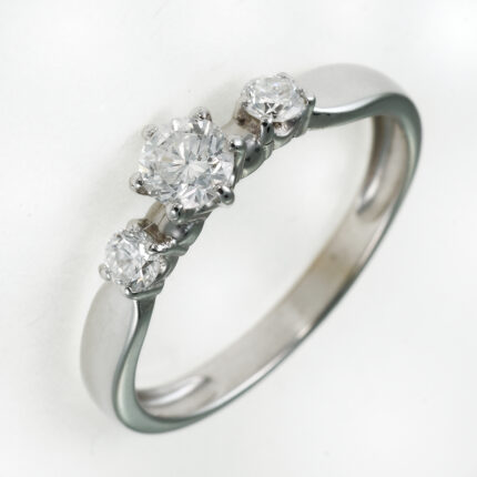 Gold ring with diamond